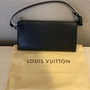 Gorgeous black Louis Vuitton Epi Leather Pochette in amazing condition!